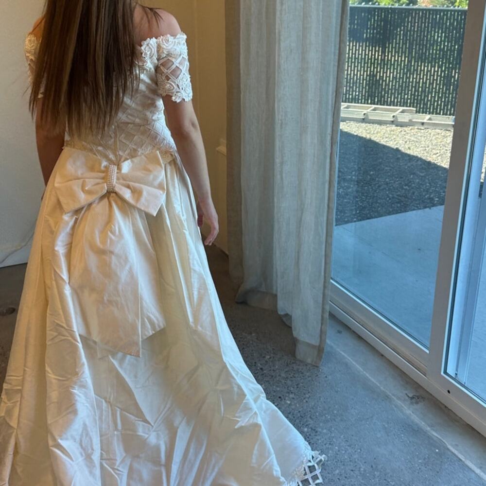 Gloria Vanderbilt 80s Beaded Lace Wedding Gown Off Shoulder Silk Bridal Dress 8 - Picture 2 of 6